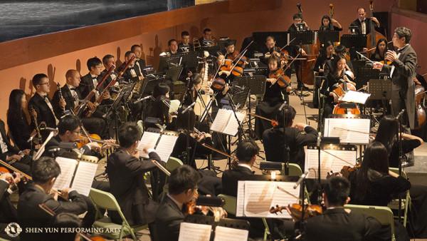 L'orchestre symphonique de Shen Yun fusionne les instruments traditionnels chinois et occidentaux. (Shen Yun Performing Arts)