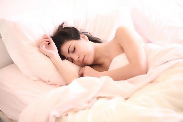 Le manque de sommeil  est responsable de nombreux changements importants dans l'organisme et peut avoir de graves répercussions sur la santé , y compris le risque de démence. (Image : Claudio_Scott / Pixabay)