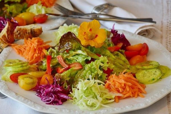 La consommation régulière de légumes a été associée à un risque réduit de démence et de déclin cognitif liés à l'âge. (Image : RitaE / Pixabay) 