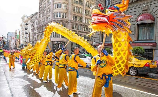 Une danse du dragon exécutée lors d'un défilé du Nouvel An chinois (Image : Shenyunperformingarts.org)