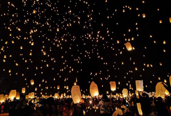 Familles et amis se réunissent pour lancer des lanternes faites à la main dans le ciel nocturne (Image : Shenyunperformingarts.org)
