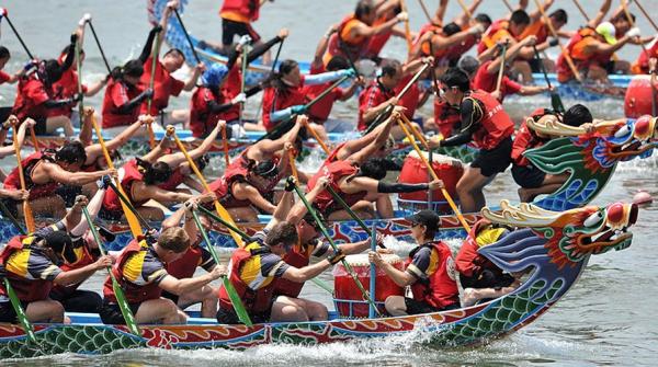 La course de bateaux-dragons, une tradition née de l'histoire tragique d'un fonctionnaire honorable. (Image : Shenyunperformingarts.org)