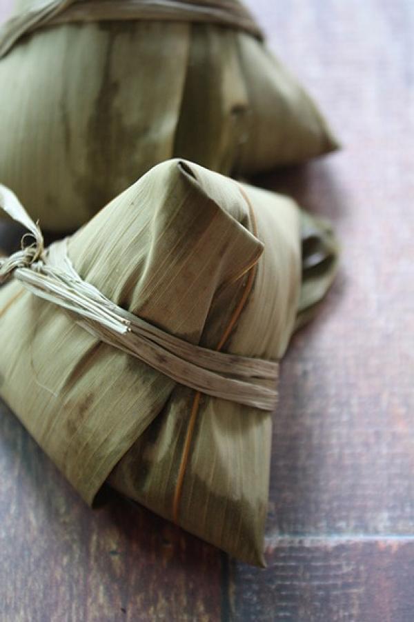 Zongzi, ou boulettes de viande de riz farcies enveloppées de feuilles de bambou (Image : Shenyunperformingarts.org)