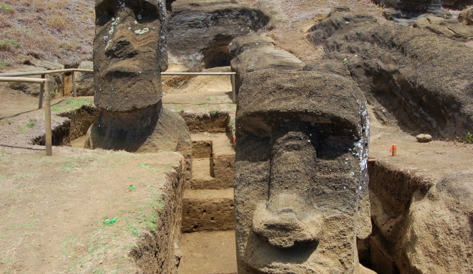 Deux Moai ont été entièrement excavés lors des fouilles par Jo Anne Van Tilburg et de son équipe dans la carrière de Rano Raraku à Rapa Nui, plus connue sous le nom d'île de Pâques. (Image: Easter Island Statue Project)
