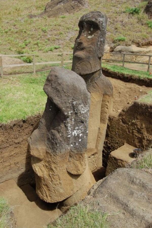 Premières étapes de l'excavation de deux Moai par Jo Anne Van Tilburg et son équipe à la carrière de Rano Raraku, Rapa Nui. (Image: Projet de statue de l'île de Pâques)