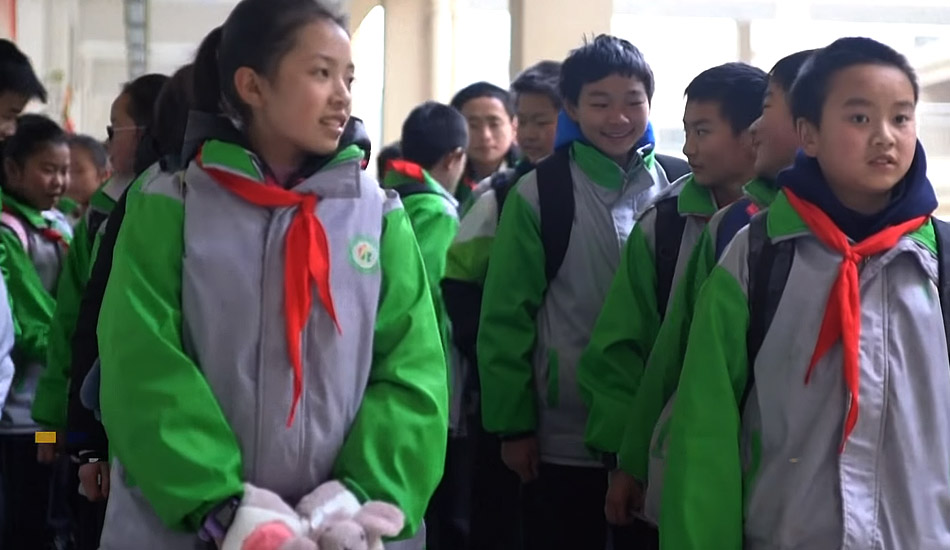Des technologies comme les uniformes intelligents et la reconnaissance faciale sont de plus en plus utilisées dans les écoles chinoises pour suivre les élèves et leurs activités. (Image: Capture d'écran / YouTube)