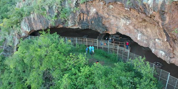 Border Cave est un site patrimonial avec un petit musée de site. La grotte et le musée sont ouverts au public, mais les réservations sont indispensables [Olga Vilane (+27) (0) 72 180 4332]. (Image: Wits University)