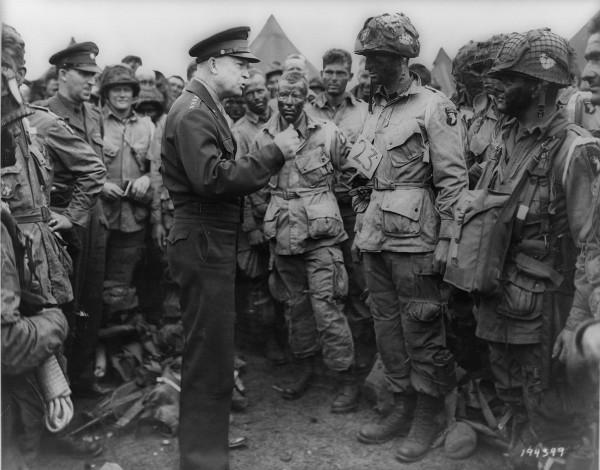 Pendant la Seconde Guerre mondiale, lors d'une journée de neige abondante, le général Eisenhower avait reçu un important ordre de mission et avait voyagé à la hâte sur la route enneigée, la nuit. (Image: wikimedia / CC0 1.0)