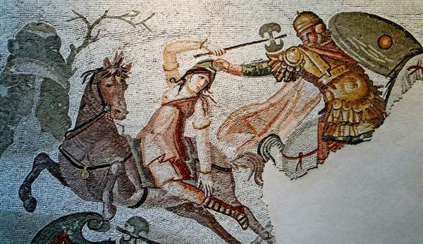 Mosaïque romaine antique représentant une amazone armée d'un labrys, engagée dans un combat avec un cavalier, 4e siècle après J.-C. (Image: wikimedia / CC0 1.0)