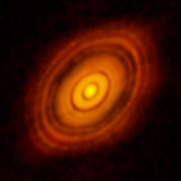 Deux images de disques solaires réalisées avec ALMA » à l’aide d’instruments infrarouges, autour d'étoiles lointaines. (Image: ALMA, ESO/NAOJ/NRAO)