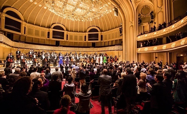 Ovation debout à la fin du concert donné le 21 octobre par le Shen Yun Symphony Orchestra au Symphony center orchestra hall de Chicago (Edward Dai) (Image: Shenyunperformingarts.org)