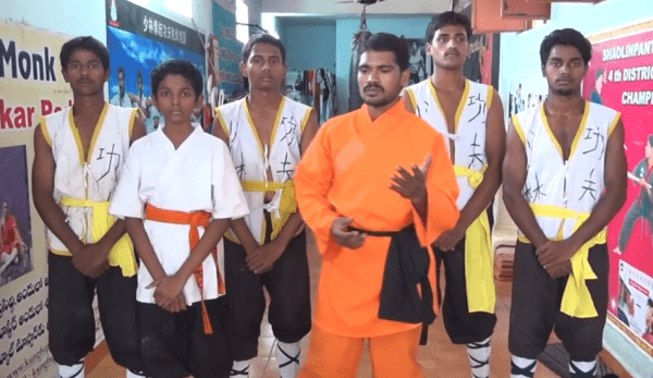 Les ceintures jaunes, oranges et bleues désignent les débutants en Kung Fu. (Image : Capture d'écran / YouTube)
