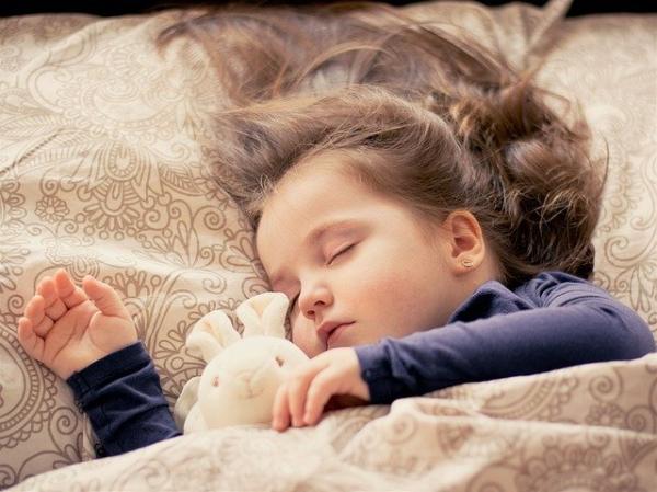 Les résultats de l’étude montrent l’importance d’être exposé à l’arôme de rose pendant le sommeil. (Image : Daniela Dimitrova / Pixabay)