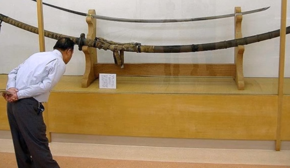 Le Norimitsu Odachi est une épée japonaise massive. (Image : Capture d’écran / YouTube)