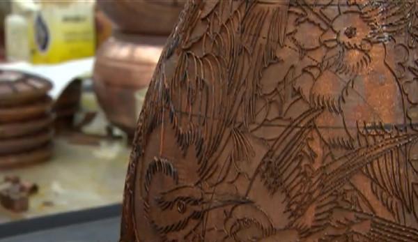 Les artisans courbent et pincent le filigrane en cuivre en de délicats motifs qui sont collés dans des moules en cuivre. (Image : Capture d’écran / YouTube)