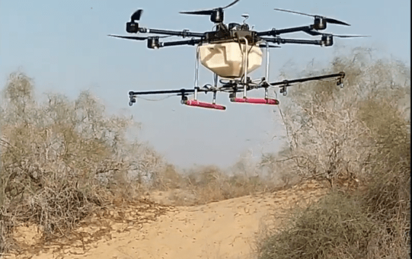 L’ONU prévoit d’utiliser des drones équipés de capteurs cartographiques et d’atomiseurs  qui permettront de suivre les criquets et de pulvériser sur eux des pesticides. (Image : Capture d’écran /YouTube)