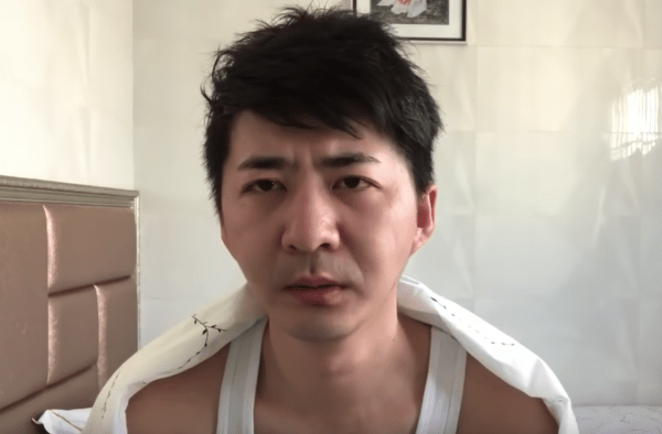 Chen Qiushi, un «citoyen-journaliste» qui avait fait un reportage sur l’épidémie de coronavirus à Wuhan, ne peut plus être joint par ses amis et sa famille depuis le 6 février. (Image : Capture d’écran / YouTube)