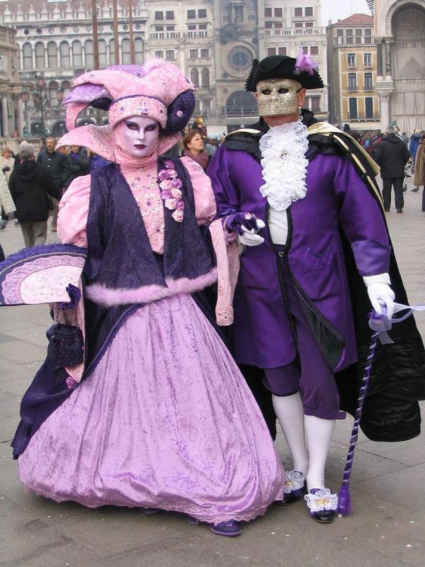 Couple au Carnaval de Venise - L’habit traditionnel masculin : longue cape noire («tabarro»), masque blanc («bauta») et tricorne. (Image : Wikipédia / CC BY-SA)