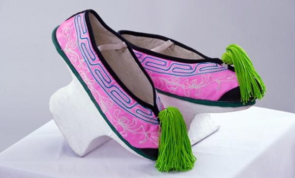 Les chaussures pot de fleur Mandchoue. (Photo : Shenyunperformingarts.org)