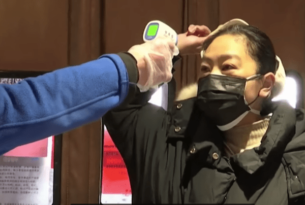 Dans l’annonce initiale, les autorités de Wuhan ont déclaré que les personnes en bonne santé qui ne vivent pas dans la ville et les résidents qui ont besoin d’un traitement médical spécialisé seraient autorisés à partir. (Image : Capture d’écran / YouTube)