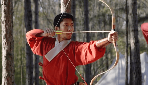 Le tir à l’arc traditionnel chinois utilise un tirage au pouce et nécessite un anneau de pouce pour protéger le doigt contre les tensions répétées. (Image : Capture d’écran / YouTube)
