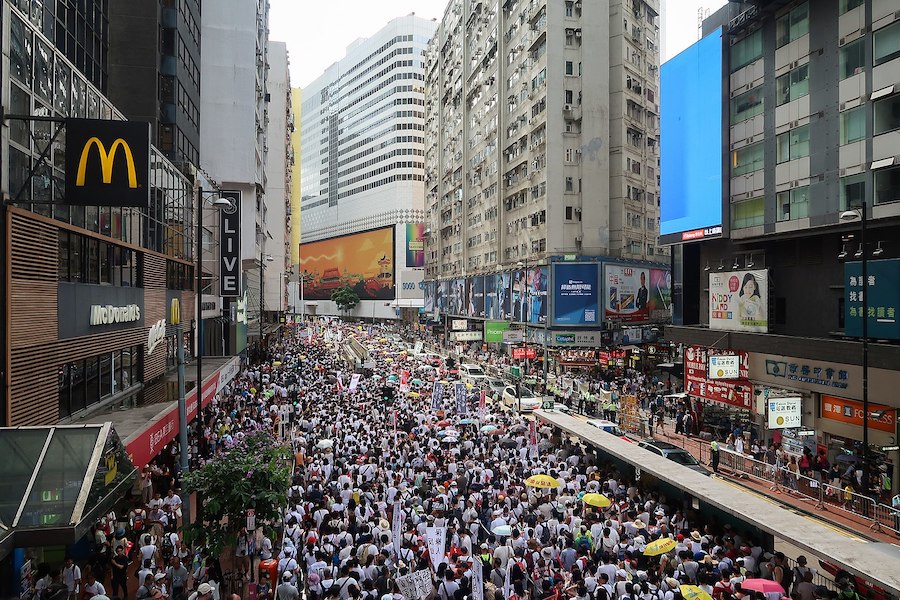 Les évènements qui se sont déroulés à Hong Kong au cours du second semestre 2019 ont fortement marqué le monde et ont dévoilé le rôle tenu par le Parti Communiste Chinois (PCC). (Image : wikimédia / Wpcpey / CC BY-SA)