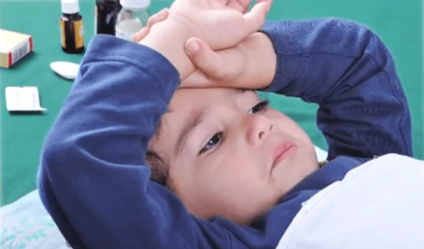 Si votre enfant présente des symptômes de toux ou de fièvre, emmenez-le chez le médecin. (Image : Capture d’écran / YouTube) 