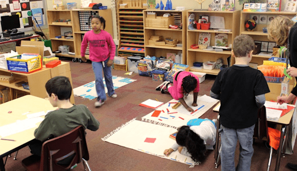 Les élèves des écoles Montessori développent généralement l’idée que l’apprentissage est un processus agréable qui dure toute la vie. (Image : KJJS / flickr / CC BY)