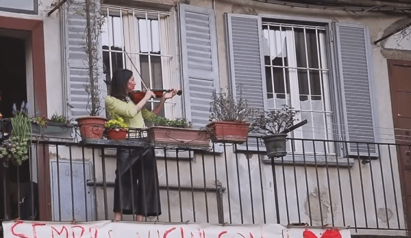 Les vidéos d’Italiens chantant et jouant d’un instrument ont commencé à se répandre sur les médias sociaux. (Image : Capture d’écran / YouTube)