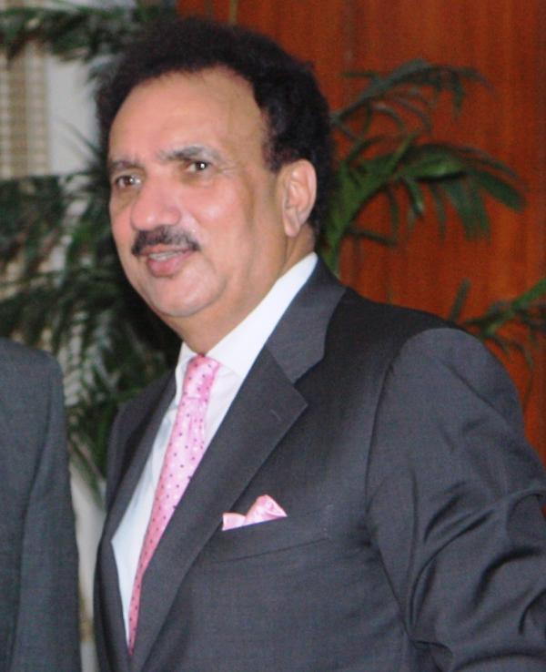 L’ancien ministre de l’intérieur et sénateur du Parti du peuple pakistanais, Rehman Malik, a suggéré de former un comité spécial sur les virus chinois afin de déterminer l’origine du virus. (Image : Foreign and Commonwealth Office / OGL v1.0 / wikimedia)