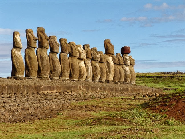 L’île de Pâques est célèbre dans le monde entier pour ses mystérieuses statues en pierre de basalte, appelées Moai. Son nom vient du fait qu’elle a été découverte le jour de Pâques. (Image : wikimedia /Leon petrosyan / CC BY-SA)