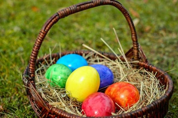 Les œufs étaient  conservés et décorés jusqu’au Samedi Saint. On les consommait seulement le dimanche de Pâques. (Image : Couleur / Pixabay)