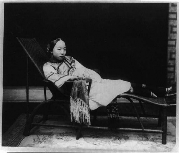 Jeune femme chinoise, vers 1800, probablement de noble naissance, allongée sur un canapé, puisqu’à l’époque se tenir debout avec les pieds bandés restait très douloureux. (Image : Library of Congress)