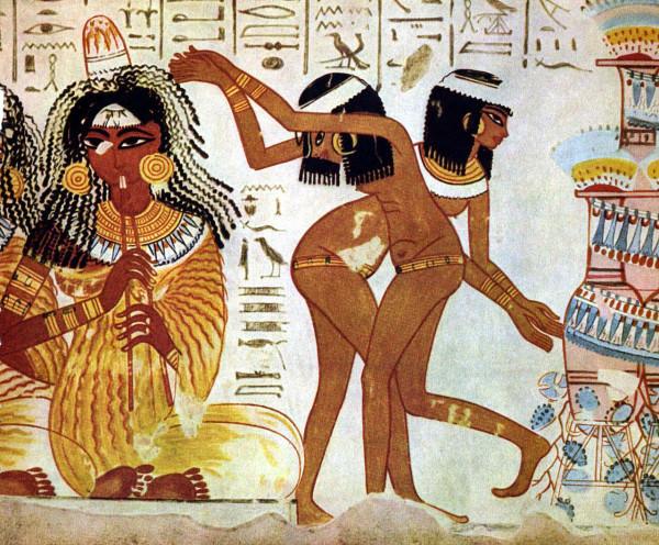 Dans l’Art Égyptien, les femmes étaient souvent représentées avec une taille fine et haute, des hanches étroites. (Image : wikimedia / CC0 1.0)