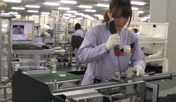Le gouvernement japonais a annoncé qu’il aiderait les entreprises japonaises à délocaliser hors de Chine leurs unités de production. (Image : Capture d’écran / YouTube)