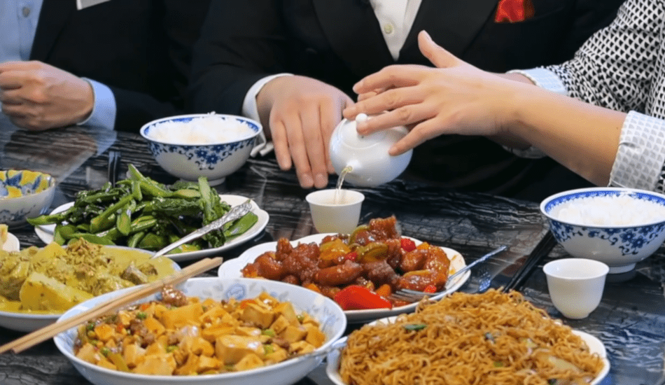 Lorsque vous dînez avec vos amis chinois, vous devez respecter l’étiquette. (Image : Capture d’écran / YouTube)