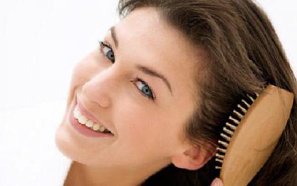 Se brosser les cheveux fréquemment stimulera la pousse. (Image : Secret China)