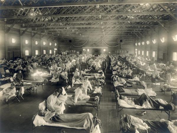 Urgences de l’hôpital du Camp Funston au Texas, pendant l’épidémie de la grippe espagnole en 1918. (Image : Otis Historical Archives, National Museum of Health and Medicine / wikimedia / Domaine public)