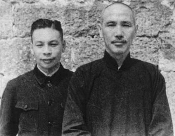 En 1937, Chiang Ching-kuo (à gauche) est revenu de l’Union soviétique en Chine et a rejoint son père Chiang Kai-shek (à droite). (Image : Domaine public)