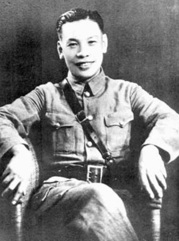 Chiang Ching-kuo pose pour une photo alors qu’il était commissaire et chef de district du quatrième district de la province du Jiangxi. (Image : Domaine public)