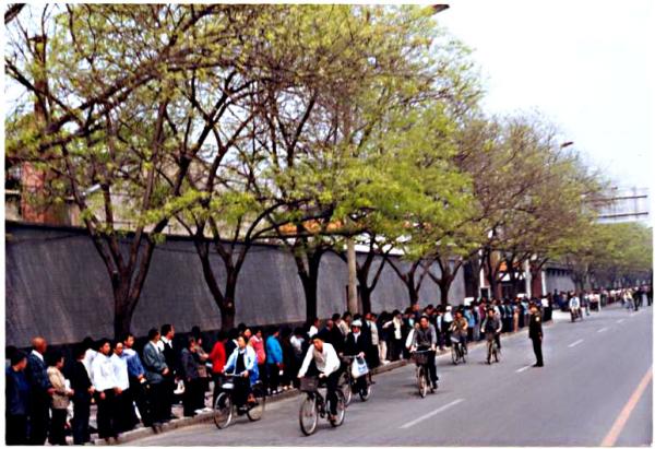 «Lorsque nous sommes arrivés à Zhongnanhai, à 8 heures du matin, nous avons vu beaucoup de gens qui se tenaient déjà sur les trottoirs, et d’un seul coup d’œil, nous avons su qu’ils pratiquaient le Falun Gong», a déclaré le Dr Xie Weiguo. (Crédit photo : minghui.com)