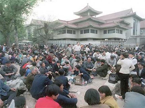 «Tout le monde était debout ou assis, et certains tenaient des livres à la main et lisaient. Il y avait beaucoup de monde, mais il n’y avait ni trafic, ni clameur, et l’ordre était de rigueur», a déclaré M. Shi Caitong. (Crédit photo : minghui.com)