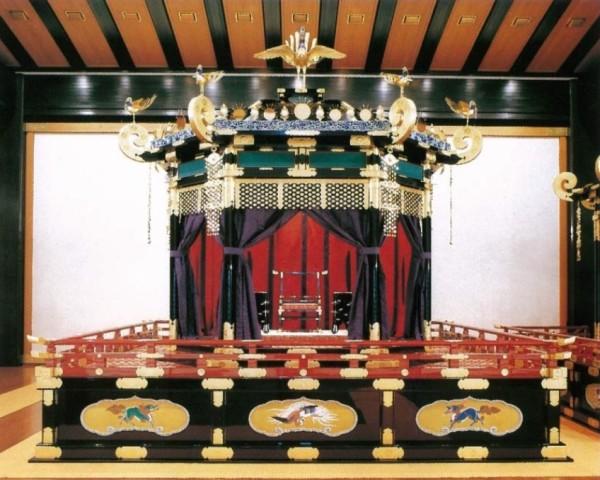 Le trône Takamikura conservé dans le palais impérial de Kyoto est utilisé pour les cérémonies d’accession au trône. Il a été utilisé pour l’intronisation de l’empereur Naruhito en 2019. (Image : wikimedia / CC BY 4.0)