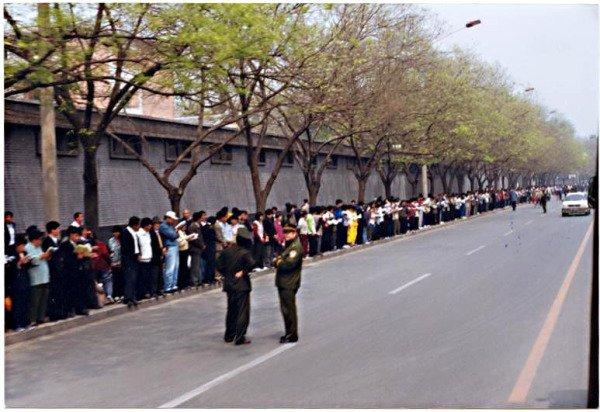 Le jour du 25 avril 1999, Les pratiquants du Falun Gong manifestaient en silence et pacifiquement dans la Rue Fuyou à Pékin, en face de Zhongnanhai. Sous le regard de la police qui veillait à ce qu’ils puissent bénéficier de la zone prévue à cet effet par le gouvernement, la plupart des pratiquants lisaient en silence. Tout était en ordre et la circulation en ville était fluide. (Image : Minghui.com)