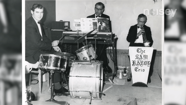  Edward a fondé son propre groupe de jazz, le Sam Hardy Trio. (Image : Capture d’écran / YouTube)