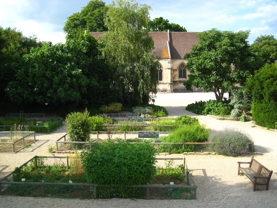 Au Moyen Âge, seuls les châteaux avaient des jardins d’agrément. Les monastères, abbayes, couvents, quant à eux, disposaient d’un potager et d’un jardin propice au recueillement. (Image : Wikimedia / Karldupart / CC BY-SA)
