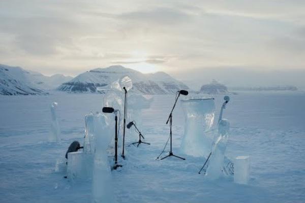 Le musicien norvégien Terje Isungset fabrique ses propres instruments à partir de la glace. (Image : Capture d’écran / YouTube)
