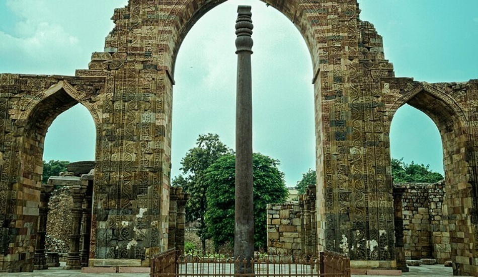 Le pilier de fer est traversé par une inscription. (Image : pawan.kamrani / CC BY-SA 4.0)