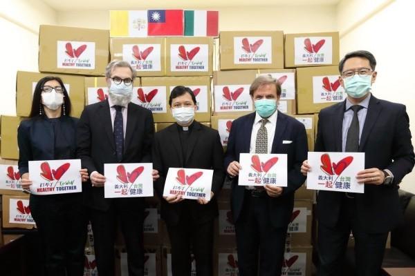  Des fournitures médicales offertes à l’Italie par l’intermédiaire de l’ambassade du Saint-Siège à Taiwan. (Image : Ministère des Affaires étrangères, Taiwan) 