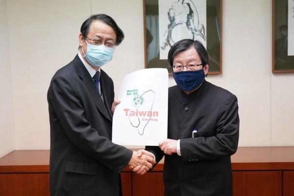 Le représentant en chef japonais du bureau de Taipei de l’«Association d’échange Japon-Taïwan» exprime sa gratitude à Taïwan pour avoir fait don de masques faciaux au Japon. (Image : Ministère des affaires étrangères, Taïwan)